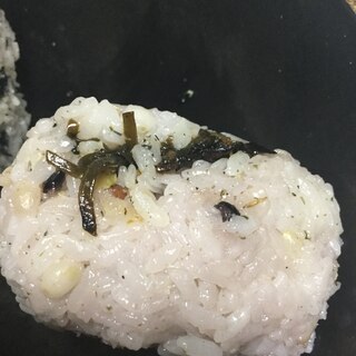 切り昆布と醤油麹でおにぎり